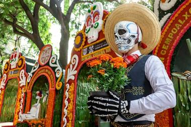 Galería de Portadas florales: el arte de diseñar bienvenidas en México  - 13