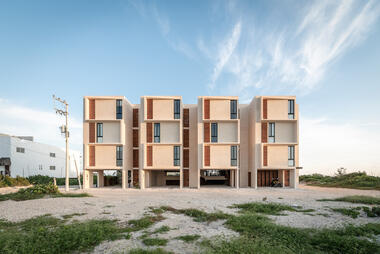 Conjunto habitacional Daytona  / Studio 360