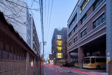 画廊 Brick-Mesh，网格砖墙的光影 / ThEPlus Architects  - 25