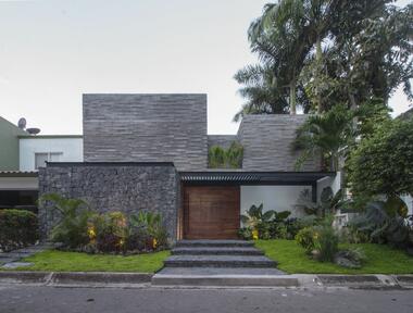 Casa Toros / Apaloosa Estudio de Arquitectura y Diseño + Simetría Estudio de Arquitectura