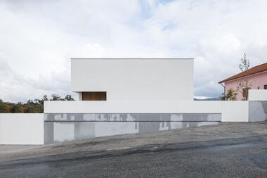 House in Santa Marinha / Helder da Rocha Arquitectos