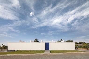 Casas brasileiras: 7 projetos com fachadas opacas