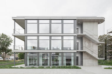 TINA - Edificio flexible de oficinas y viviendas / STUDIO SOZIA
