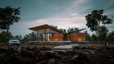 The Inner Journey, A Weekend House in Meherabad / Tres Atelier