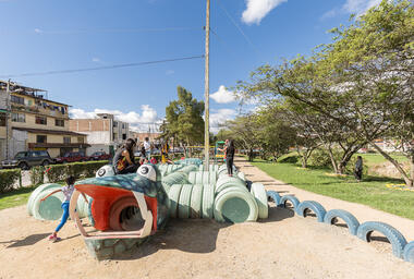 Galería de LA JUGAQUINA: parque lúdico de materiales reciclados en Ecuador  - 6