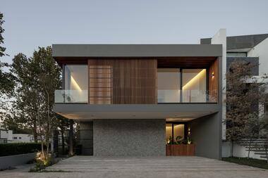 Mitica House  / ArquiPartners