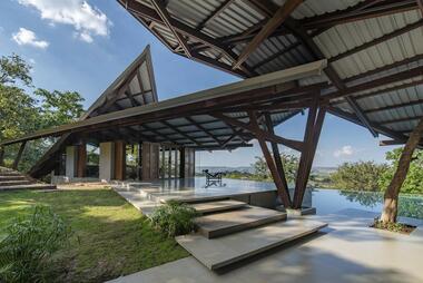 Lateral Verandah House / Malik Architecture
