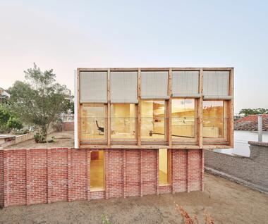 House on a Brick Base / Agora Arquitectura