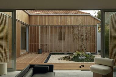 Gallery of 4 Residential Courtyards That Invite Nature Inside Through Glass  - 6