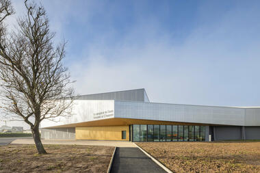 Salledu Coum 体育中心翻新 / ENO Architectes