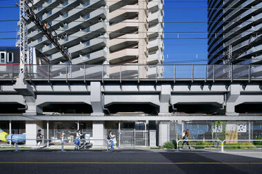 高架铁路下的幼儿园 / 秋山隆浩建筑设计事务所 + Atelier HMC