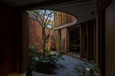 The NGÕ Alley House / D.O.G House