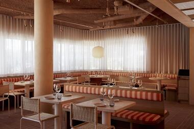 Light Years Asian Diner / Studio Plenty