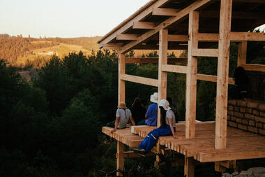 Galería de Estudiantes de arquitectura construyen mirador a través de ensambles de madera y la reutilización de adobe en Guarilihue, Chile  - 4