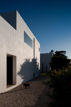 Galeria de 3 Casas em Meco / Nuno Simões + DNSJ.arq  - 14