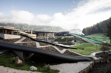 金属皮肤，阿尔卑斯山下游乐场酒店 / noa* network of architecture