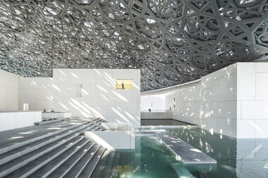 El agua en el diseño de interiores: 18 proyectos que incluyen el agua en el espacio arquitectónico