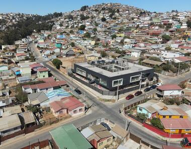 Jardín infantil y sala cuna Golondrina de Valparaíso / Pedro Lomboy Castillo