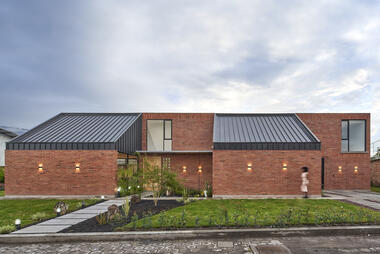 Casa entre jardines / TEC Taller EC