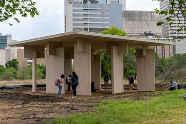莱斯大学重型木结构展亭/ Jesús Vassallo