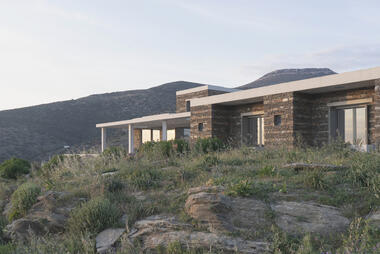 House with a Garden / OFFICE MUTO