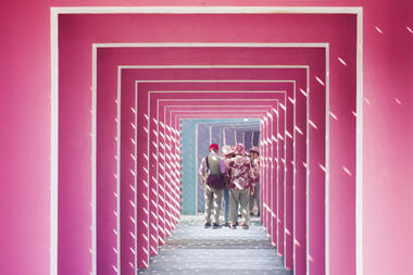 Explorando la influencia del rosa en la arquitectura contemporánea: 6 proyectos comerciales que gritan ¡Barbie!