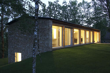 Gallery of Guesthouse in a Forest of Oak Trees / SAPIENS ARCHITECTES  - 11