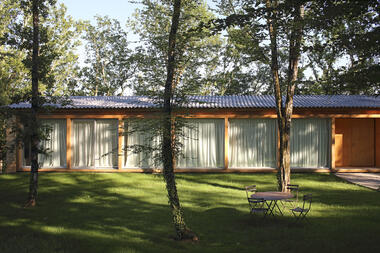 Gallery of Guesthouse in a Forest of Oak Trees / SAPIENS ARCHITECTES  - 3