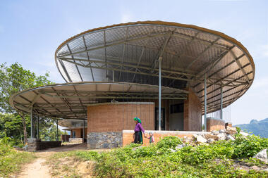 Lung Vai 学校 / 1+1>2 Architects