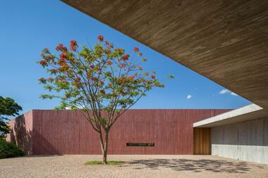 O uso do concreto pigmentado na arquitetura residencial latino-americana