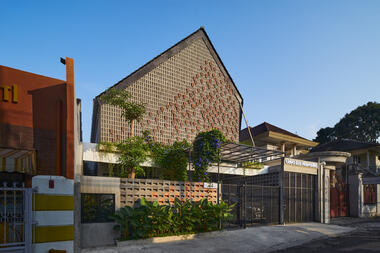 Griya Kos Nawastika Residential and Boarding House / Saturasi Architects