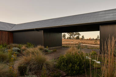 Gallery of House in the Dry / MRTN Architects  - 8