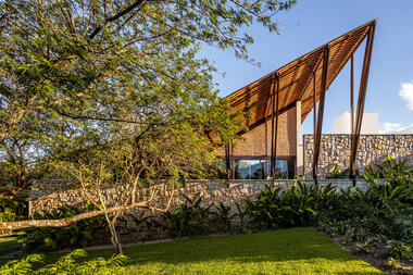 Casa Discreta / Jirau Arquitetura