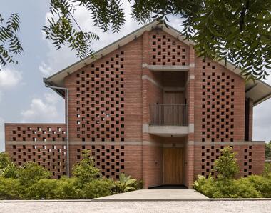 Jalmanjar Farmhouse / Put Your Hands Together - BioArchitects