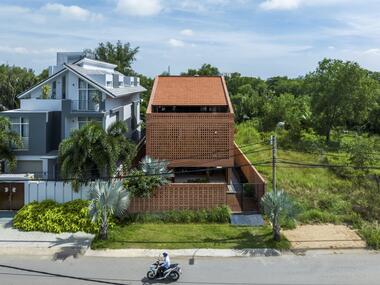 Casa Nhà Bè  / Tropical Space