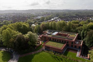 Escuela de Negocios Queen's / TODD Architects