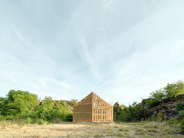 Pabellón media casa / i/thee + RAWstudio