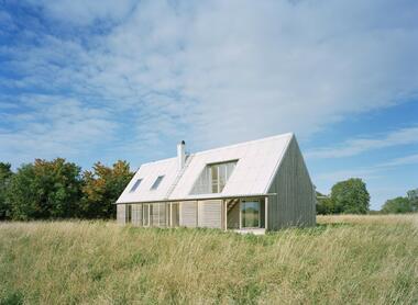 Sommarhus en Stora Gasmora / LLP Arkitektkontor