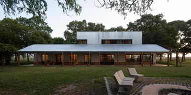 Country House in Pila / DRM Arquitectura
