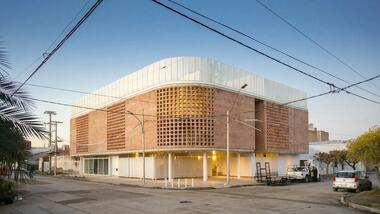 Chile 893 Building  / Arq. Natalia Leves