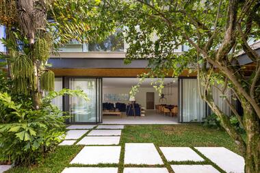 House IS 100 / Sergio Conde Caldas Arquitetura + Miguel Pinto Guimarães Arquitetos Associados