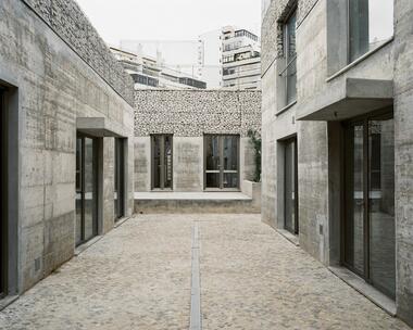 Three Exposed Concrete Façades / corpo  atelier