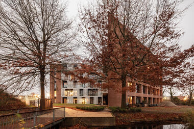 Cosun 1/ Suikerunie Apartments / EVA architecten