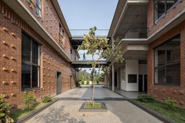Escola Nacional de Negócios de Bangalore / HabitArt Architecture Studio