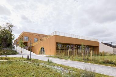 Grupo escolar de energía positiva de origen biológico / R2K Architectes
