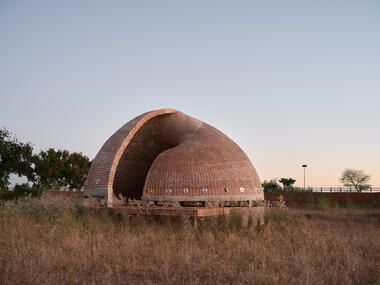 Biblioteca Concepto Armazón retorcido de ladrillo / HCCH Studio