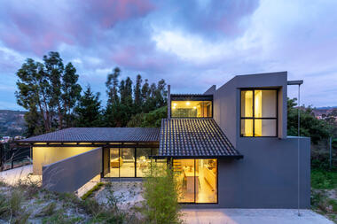 Casa ramas y rocas  / Ruptura Morlaca Arquitectura