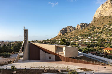 Redemptoris Mater 教堂  / Studio Kuadra