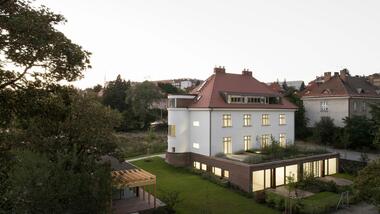 Villa Vinohrady / Papundekl Architects