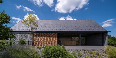 Barn Small Bistro / SAGRA Architects